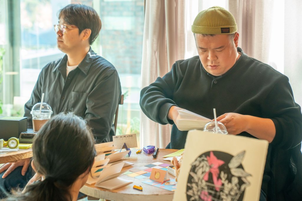 원형 테이블에서 진을 접는 참여자