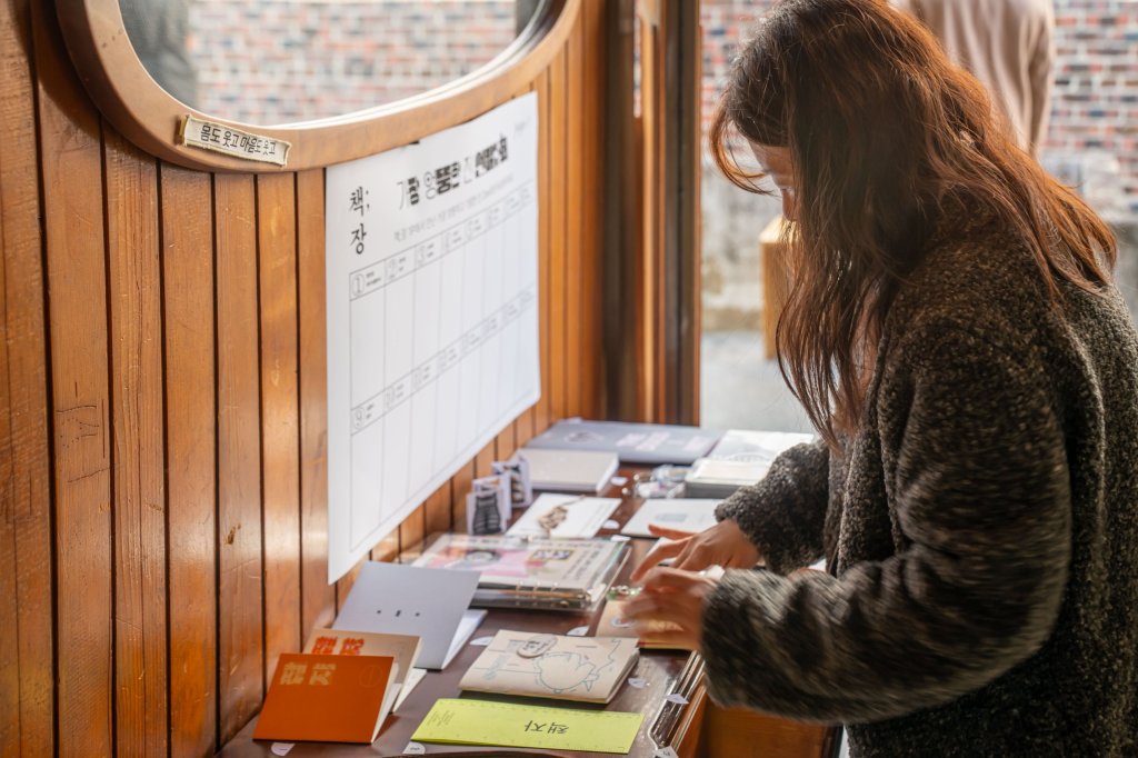 투표 보드 아래에서 진을 둘러보는 방문객