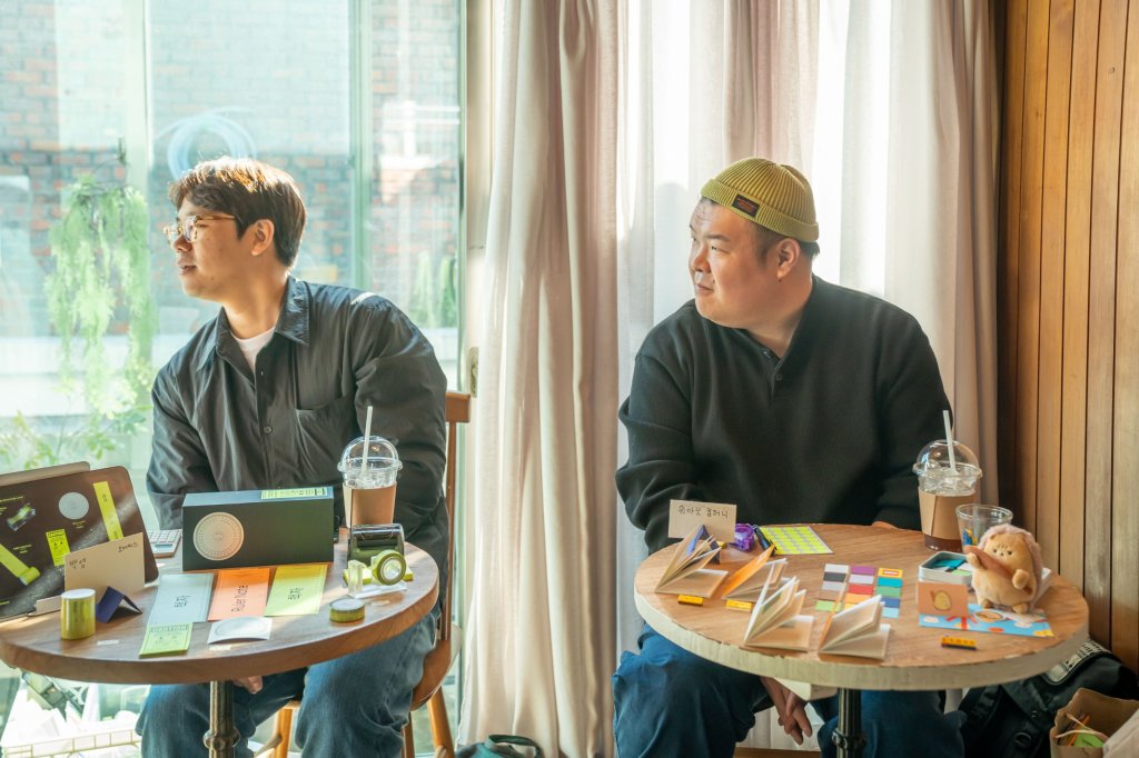 창가에 나란히 부스를 연 백영(오어피스)과 위아낫 컴퍼니