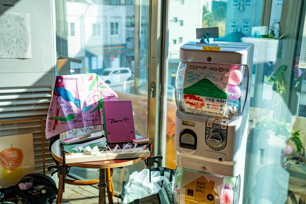 창가의 드로잉 가챠 ‘산군이가 사라졌다’와 손수건, 책