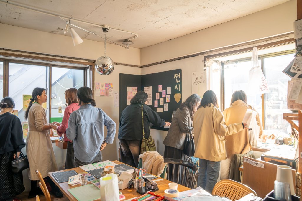 리소 전시 코너와 창가 부스를 둘러보는 방문객들