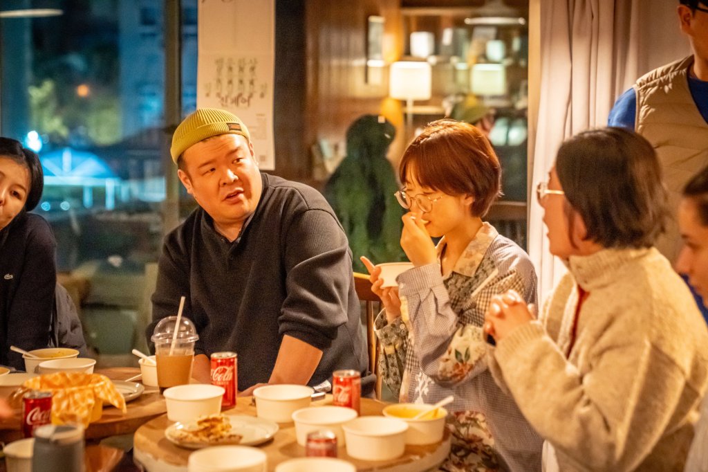 창작자 네트워킹 — 저녁 테이블에서 이야기를 나누는 창작자들