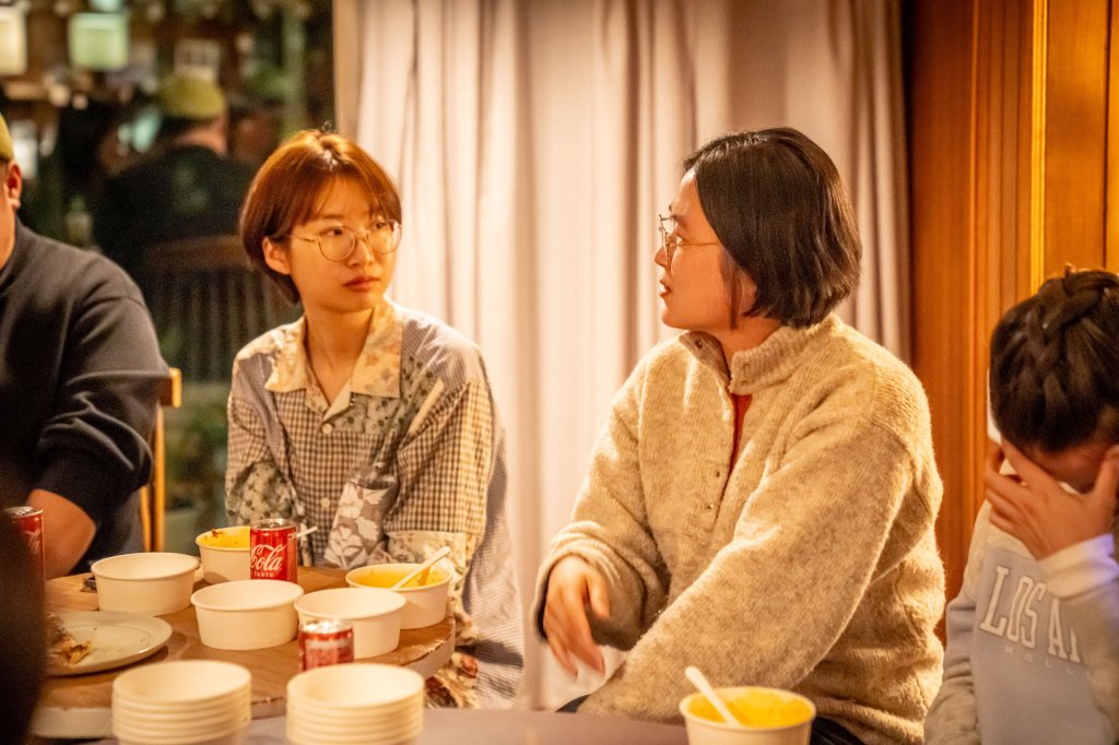 창작자 네트워킹 — 마주 앉아 이야기하는 두 창작자