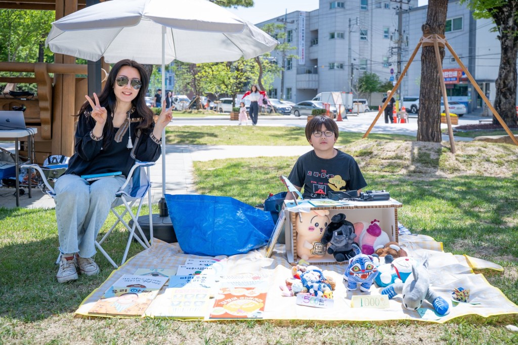 인형과 그림책을 500원·1,000원에 펼친 어린이 셀러와 보호자