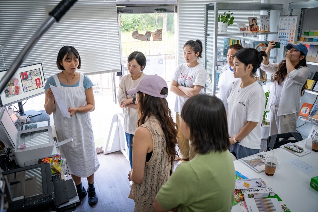 리진에서 진 작업 예시를 보여주며 설명하는 강사와 귀 기울이는 참여자들