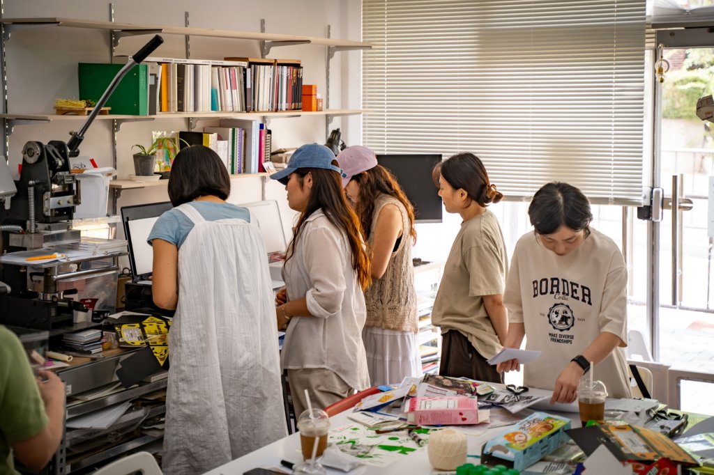 스캐너 앞에 모여 자기 원고를 스캔하는 참여자들