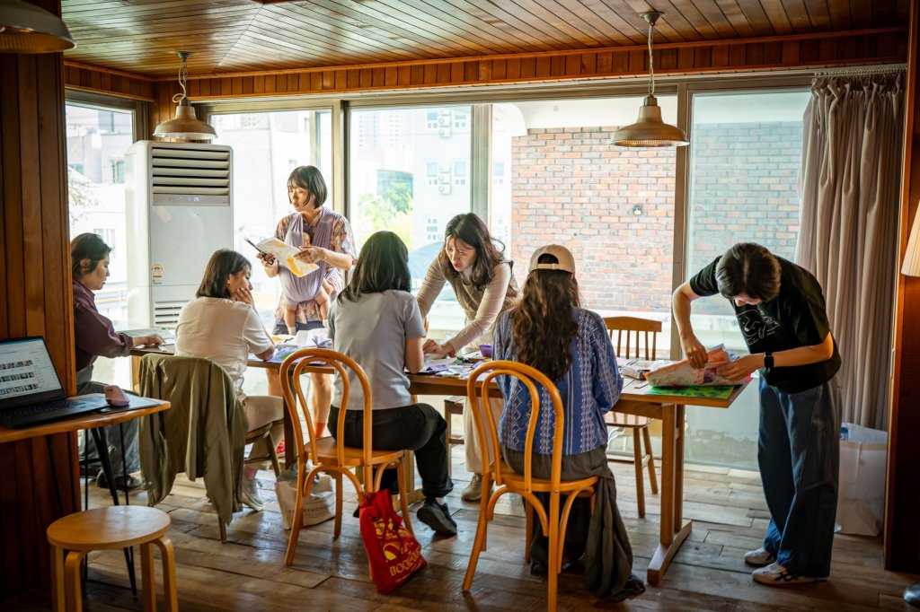 테크네클럽리포트 창가 테이블에서 리소 인쇄물로 책을 엮는 1기 참여자들