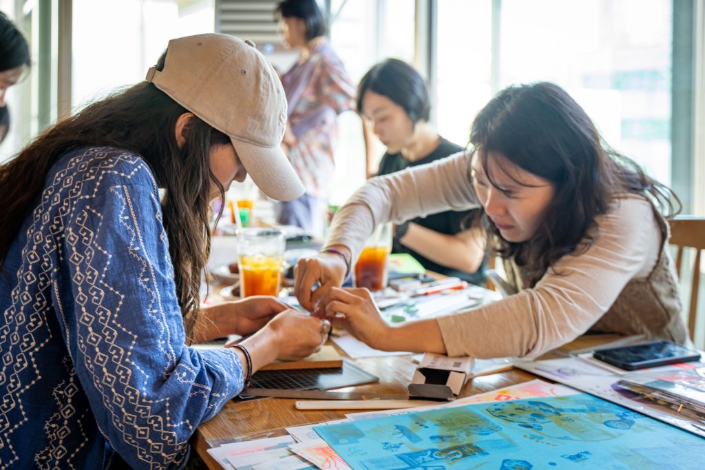 참여자 곁에서 실 제본을 함께 도와주는 진행자